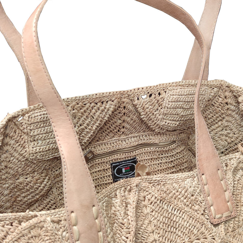 Image du sac Cabas Eva en raphia naturel crocheté à la main avec anses en cuir vue pochette intérieure