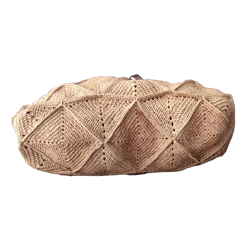 Image du sac Cabas Eva en raphia naturel crocheté à la main avec anses en cuir vue details dessous